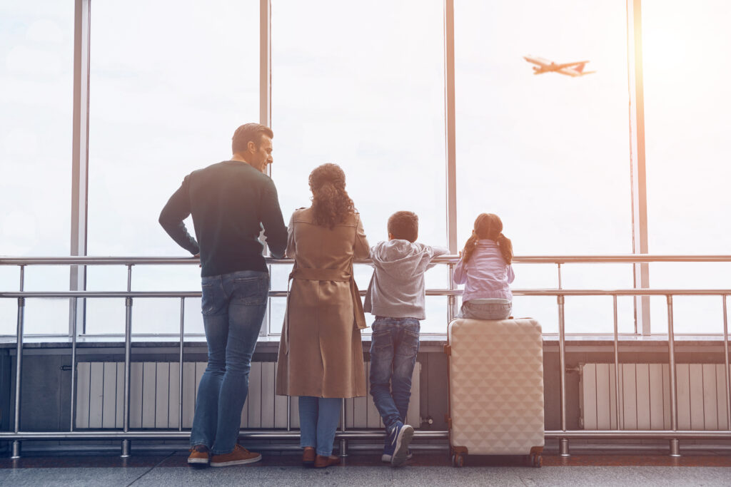 Famille d’entrepreneurs à l’aéroport préparant leur départ vers le Canada avec l’accompagnement d’Exopreneurs